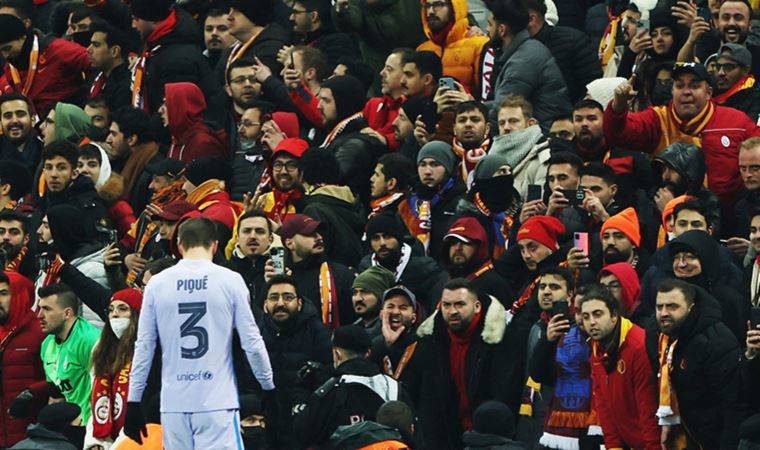 Galatasaray - Barcelona maçında Gerard Pique, taraftarın tepkisini topladı