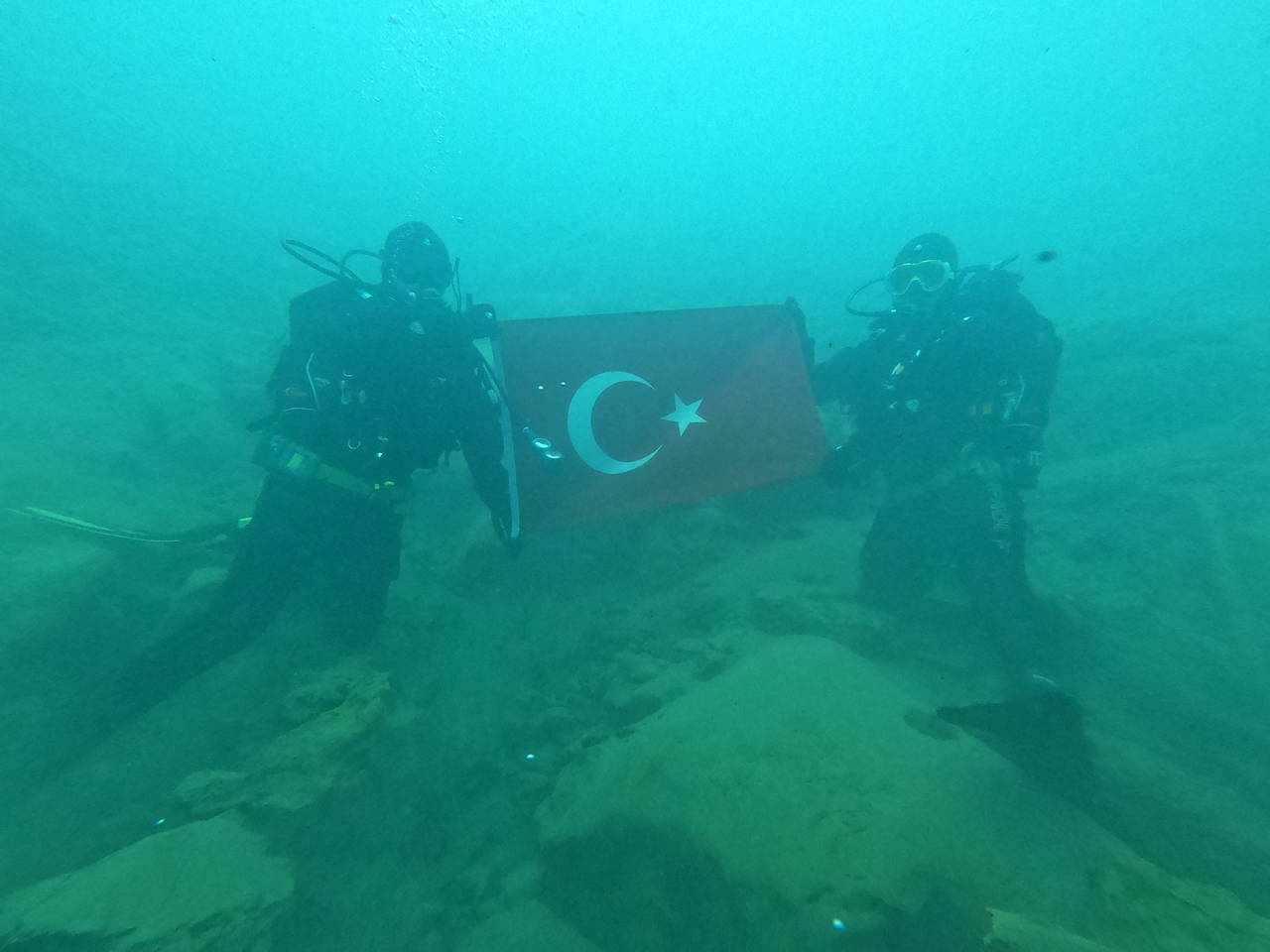 Kahramanmaraşlı itfaiyeciler, Çanakkale şehitlerini su altında Türk bayrağı açarak andı