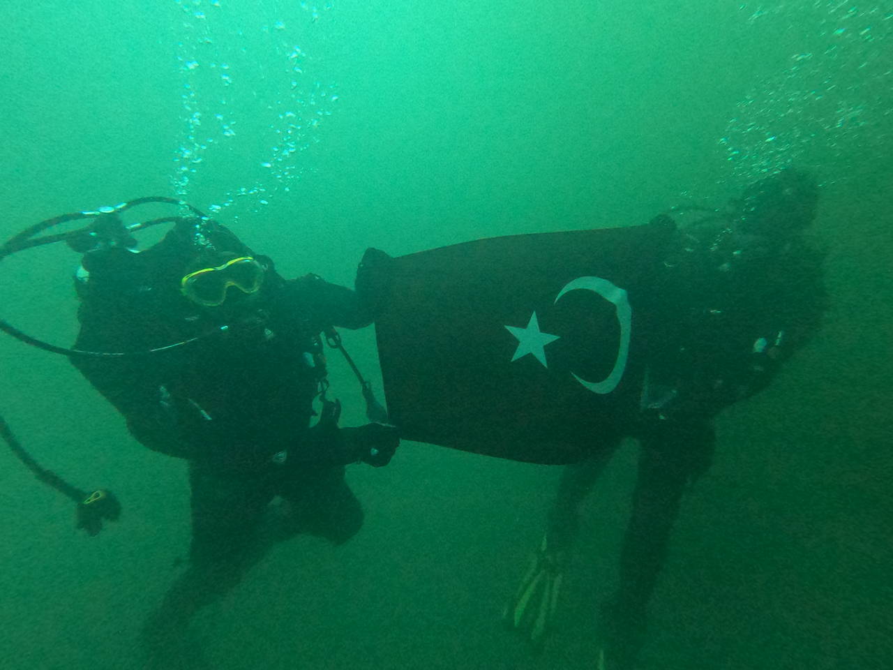 Kahramanmaraşlı itfaiyeciler, Çanakkale şehitlerini su altında Türk bayrağı açarak andı