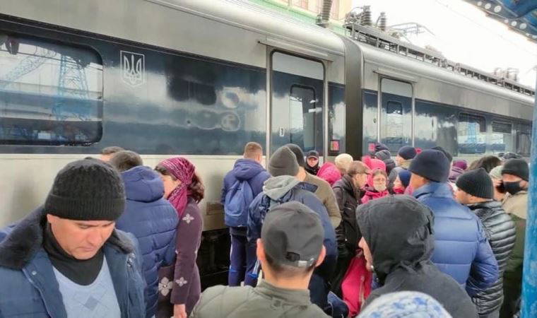 Kiev’i terk etmek isteyen halk tren istasyonlarında izdihama neden oldu