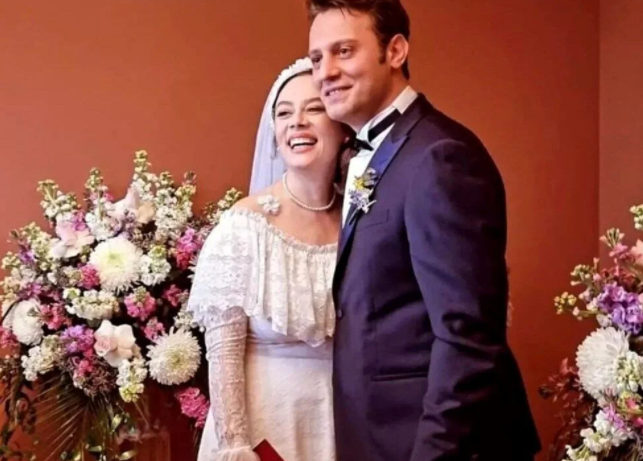 Demet Evgar evlenirken annesinin gelinliğini giydi