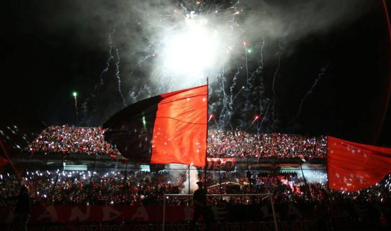 Rosario Central ile Newell's Old Boys arasındaki maçta sahaya el bombası atıldı