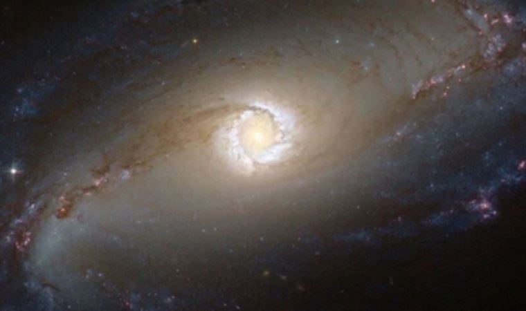 48 milyon ışık yılı uzaklıktaki galaksiyi görüntülemek için iki ayrı araç kullandı