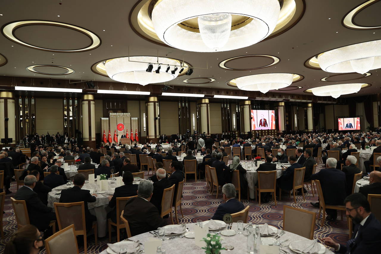 Saray'da tepki çeken yemekli toplantı