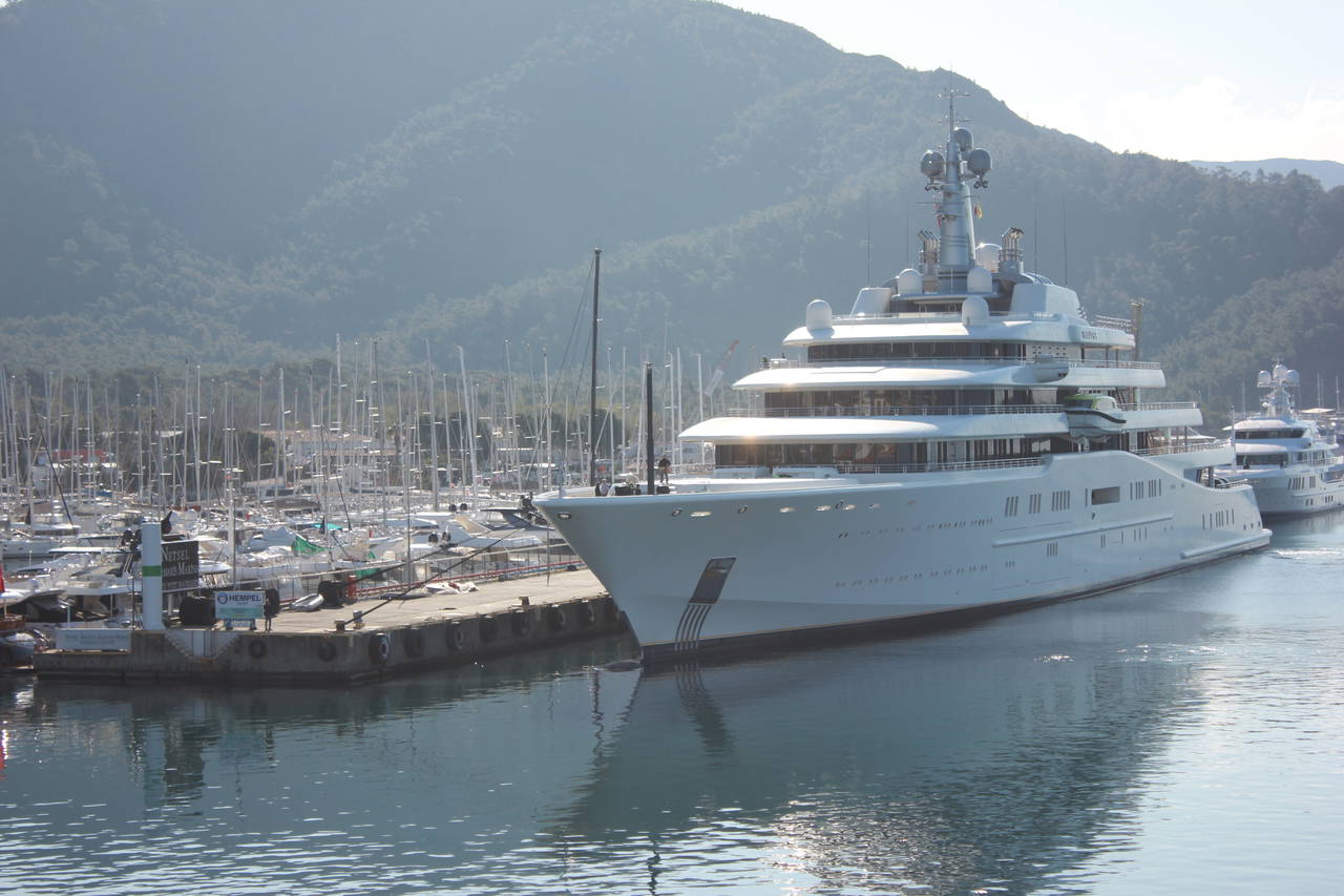 Abramovich'in dev yatlarından biri Marmaris'e demirledi