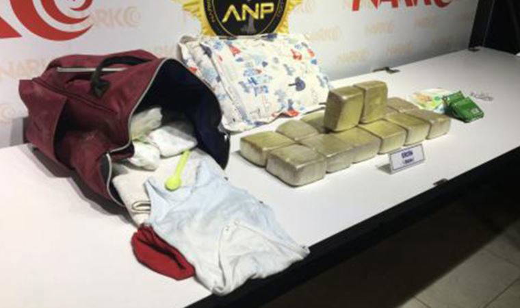 Kucağındaki bebeğin çantasında 7 kilo eroin ele geçirildi