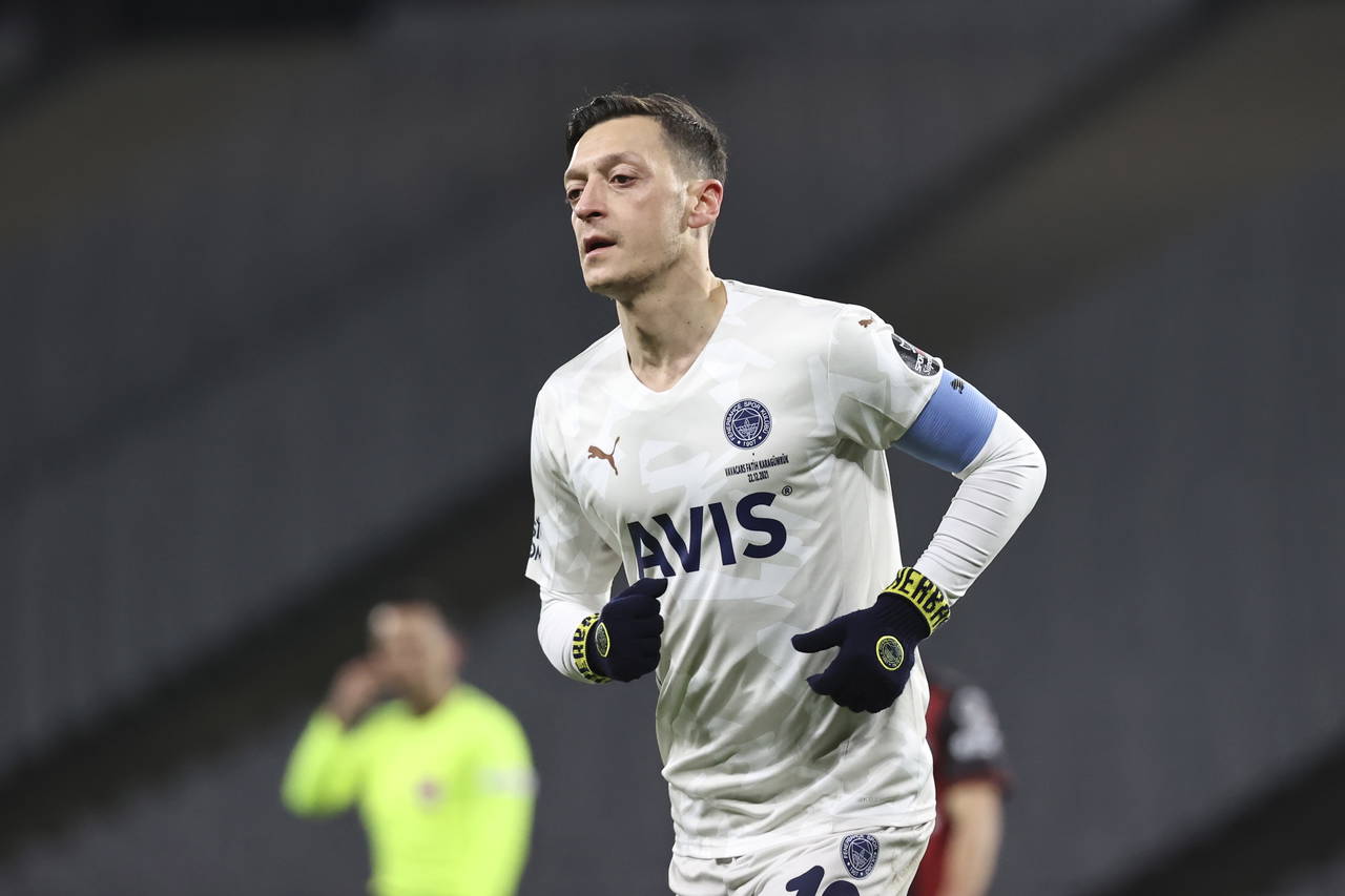 Fenerbahçe'de kadro dışı kalan Mesut Özil dünya basınında