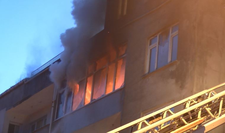 Maltepe'de yangın paniği; biri çocuk 3 kişi kurtarıldı (24 Mart 2022) (Video Haber)