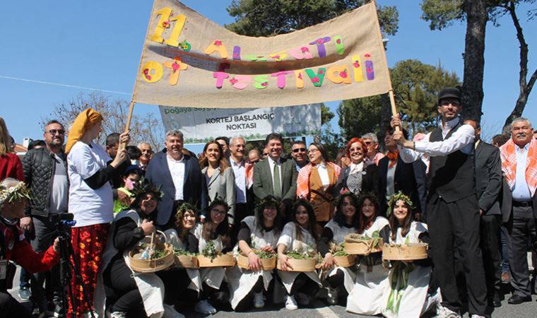 Alaçatı Ot Festivali'nde 'zeytinime dokunma' çağrısı