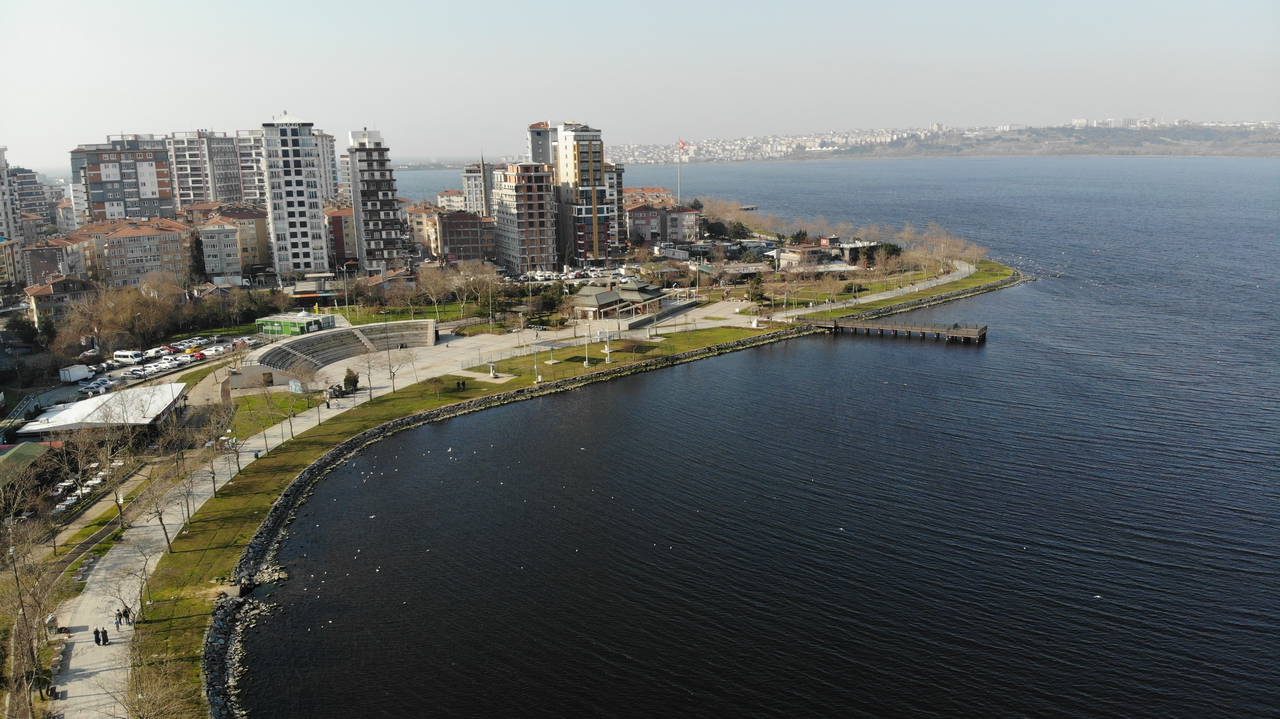 Küçükçekmece Gölü'nde endişelendiren görüntü