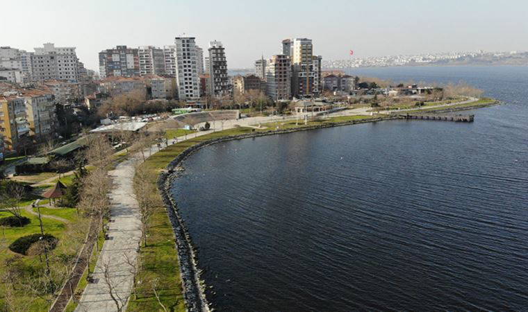 Küçükçekmece Gölü'nde endişelendiren görüntü