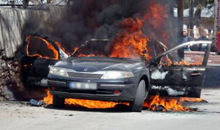 Seyir halindeki otomobil alev alev yandı (28 Mart 2022)