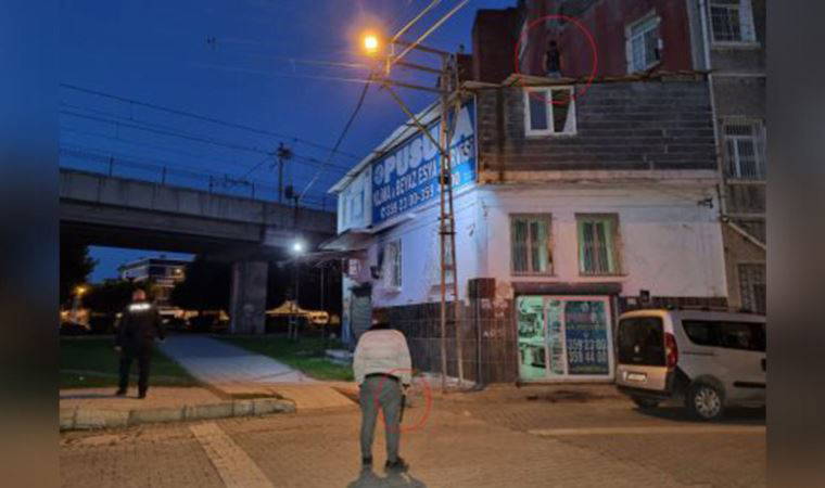 Çatıda mahsur kalan hırsızlık şüphelisine önce yol gösterdi sonra sopayla vurdu