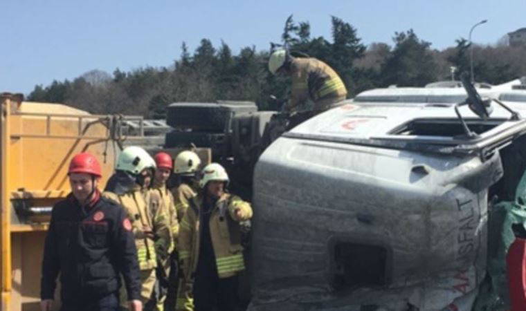 İstanbul'da otomobil ile tırın karıştığı kazada araçlarda çıkan yangın söndürüldü (31 Mart 2022) (Video Haber)