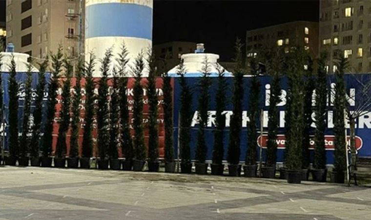 AKP’li Sancaktepe Belediyesi, İBB’nin afişlerini ‘saksı’ ile gizledi