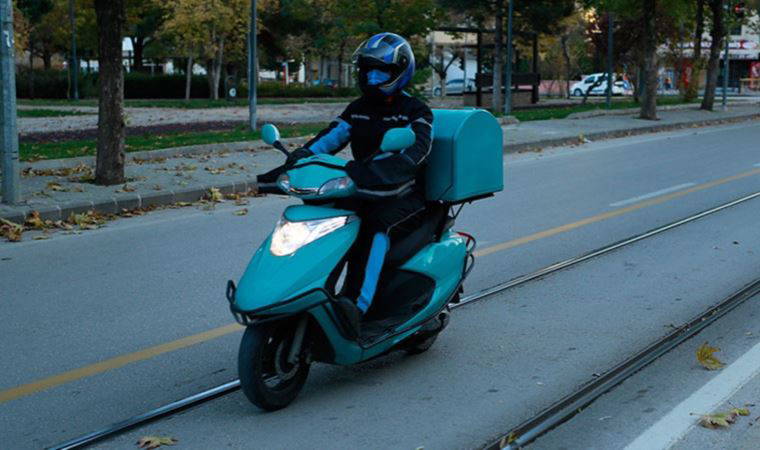 Motokuryeye çarptılar: 60 bin euro gasp ettiler