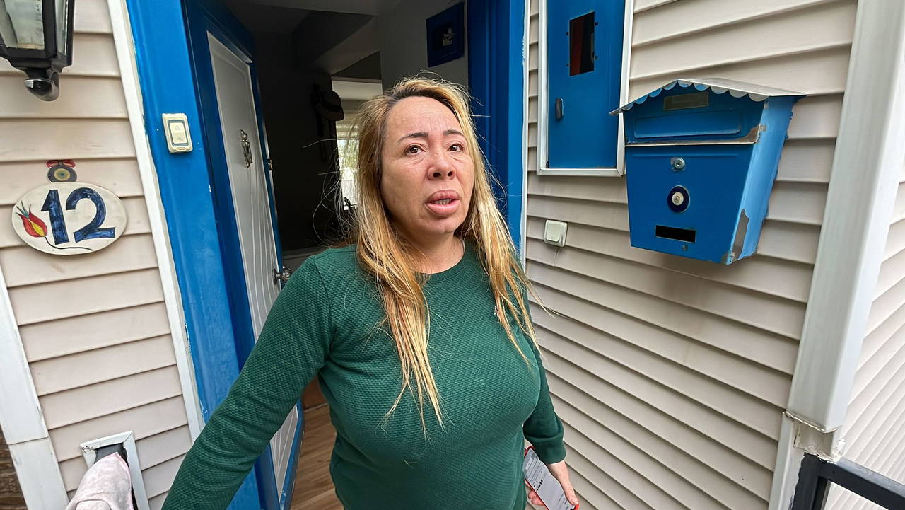 Akrep Nalan'ın cenazesi evinden alındı: Sanatçının köpeği Lucy, olan biteni uzaktan izledi