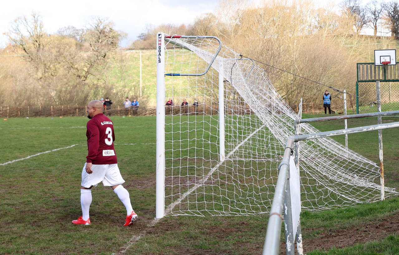 Roberto Carlos, amatör lig takımı ile sahaya çıktı
