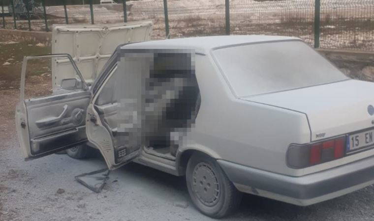 Duman çıkan aracın içinde ölü bulundu