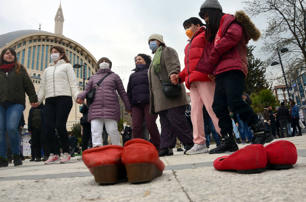Öldürülen kadınları, sembolik olarak bıraktıkları ayakkabılar ve resimler ile andılar