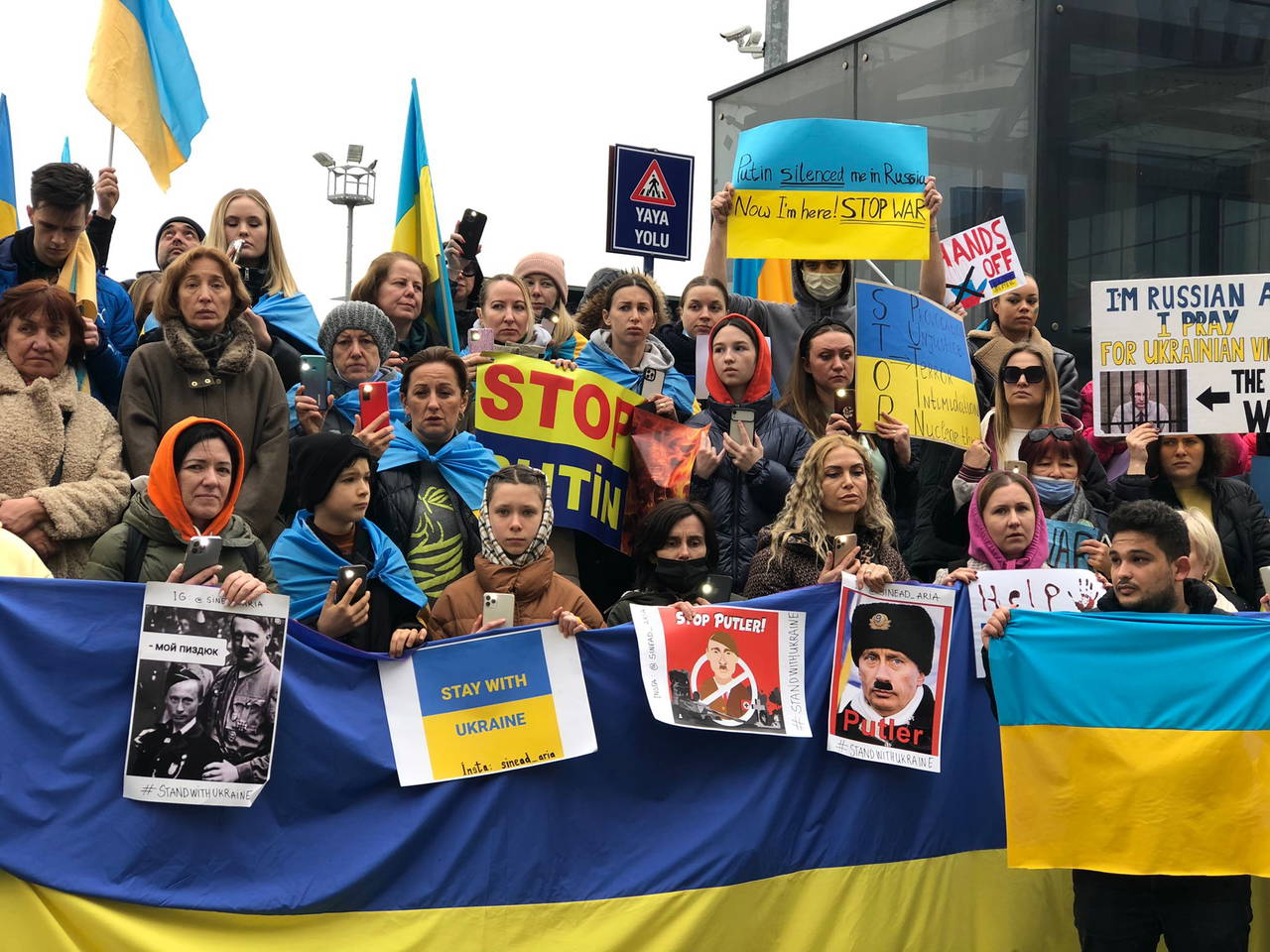 İstanbul'daki Ukraynalılar Rusya'yı protesto etti