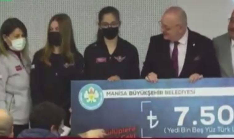 Kadın futbolculardan MHP'li başkana protesto: Salonu terk ettiler