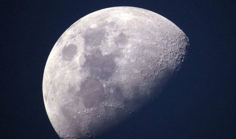 Üç tonluk roket parçası uzayda dolaştıktan sonra Ay’a çarptı