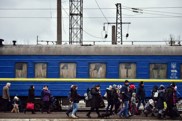 Lviv halkı tren istasyonuna akın ediyor