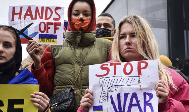 Rusya'nın Ukrayna'ya saldırısı İstanbul'da protesto edildi
