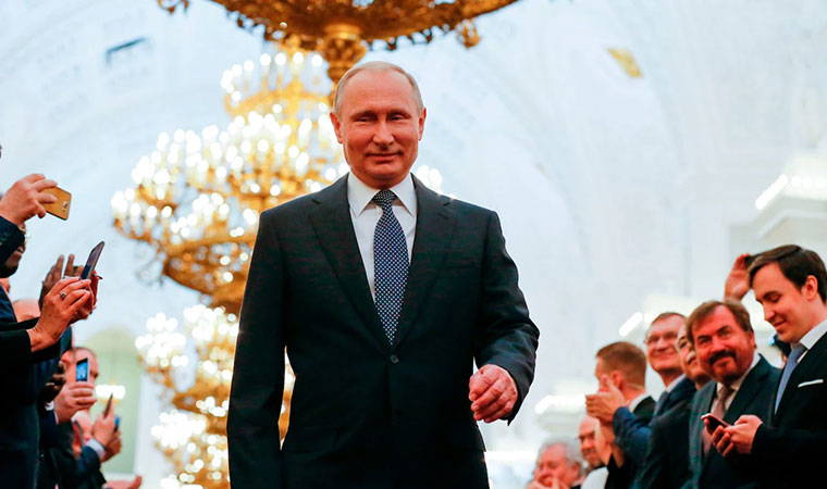 Putin'in yürüyüşü gündem oldu: Sağ kolu neden sabit?