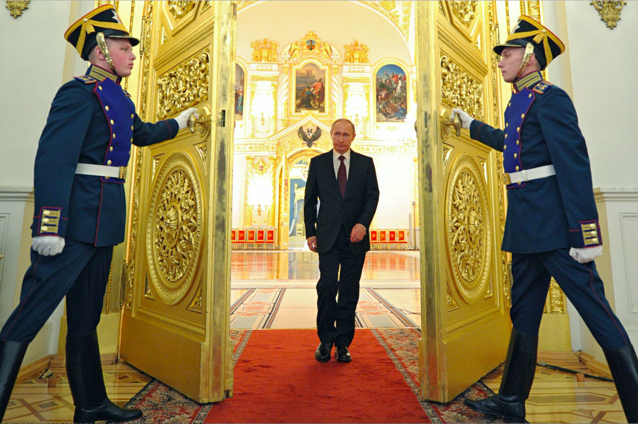 Putin'in yürüyüşü gündem oldu: Sağ kolu neden sabit?