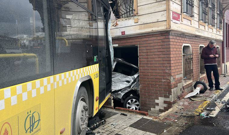 İETT otobüsü 4 otomobile çarptı, araç eve girdi: Yaralılar var