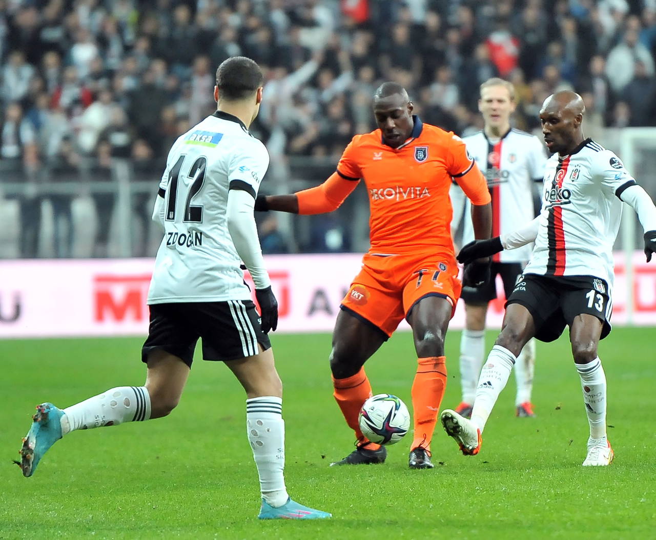 4 gollü maçta kazanan yok! Beşiktaş 2-2 Başakşehir
