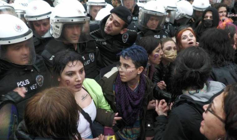 İzmir'de 8 Mart yürüyüşü: Kadınlar direndi, polis barikatı kalktı