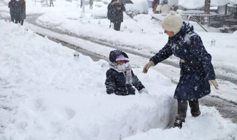 Son Dakika: İstanbul'da eğitime 'kar' arası: Okullar pazartesiye kadar tatil