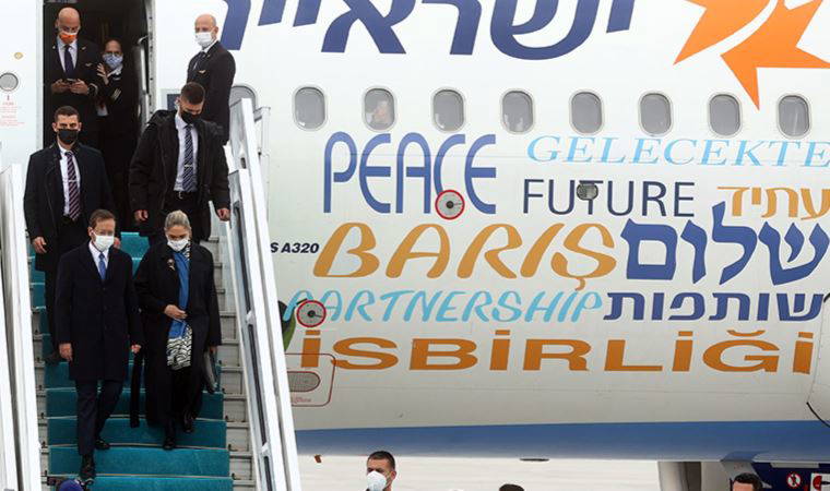 İsrail Cumhurbaşkanı Isaac Herzog'un uçağında dikkat çeken mesajlar (09 Mart 2022)