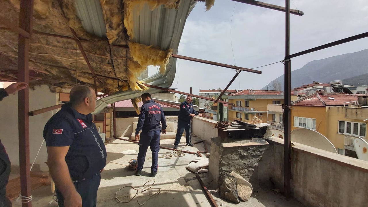 Manisa'da kum fırtınası: Çok sayıda binanın çatısı uçtu (01 Nisan 2022)