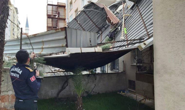 Manisa'da kum fırtınası: Çok sayıda binanın çatısı uçtu (01 Nisan 2022)