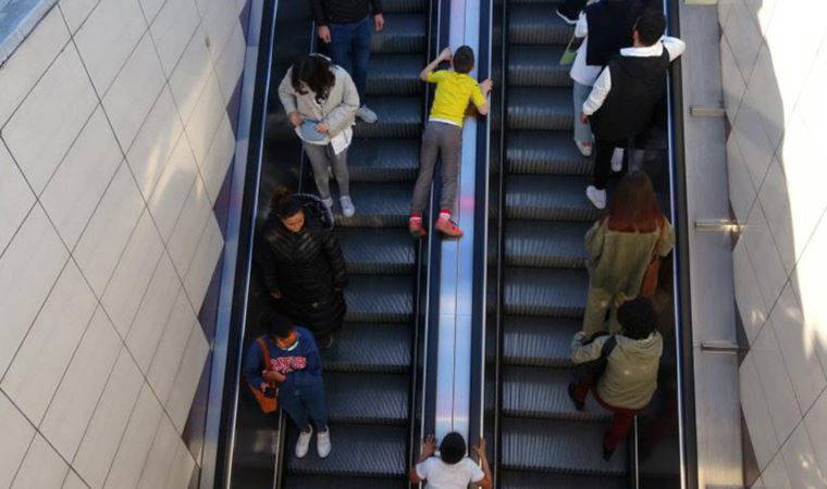 Yürüyen merdivenlerde tehlikeli oyun (10 Nisan 2022)