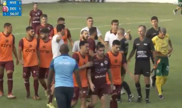 Maçı kaybeden takımın teknik direktörü, kadın hakeme kafa attı (12 Nisan 2022) (Video Haber)