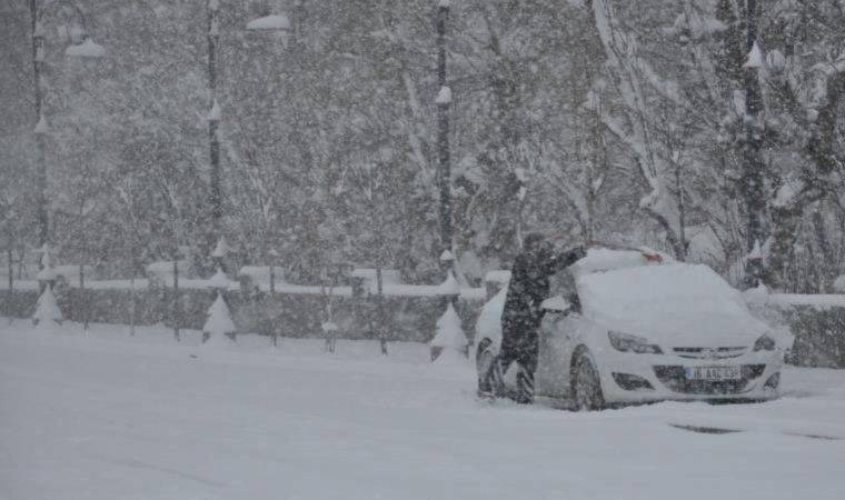 Kars Nisan ayında kışı yaşıyor: Kentte kar kalınlığı 20 santimetreyi geçti (13 Nisan 2022)
