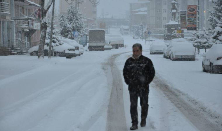 Kars Nisan ayında kışı yaşıyor: Kentte kar kalınlığı 20 santimetreyi geçti (13 Nisan 2022) (Video Haber)
