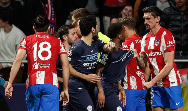 Atletico Madrid-Manchester City maçında gergin anlar! Saha karıştı