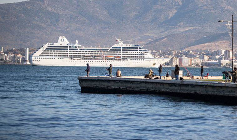 İzmir’e 6 yıl aradan sonra ilk kruvaziyer gemi yanaştı