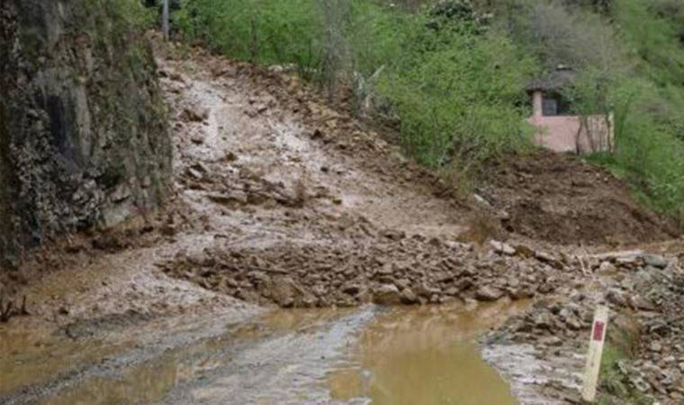 Trabzon'da heyelan yol kapattı