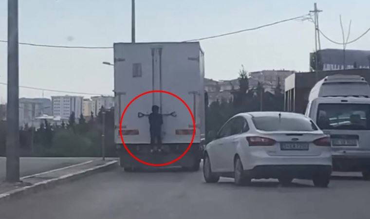 Pendik'te 'kamyonet arkasına' tutunan çocuk ölümden döndü