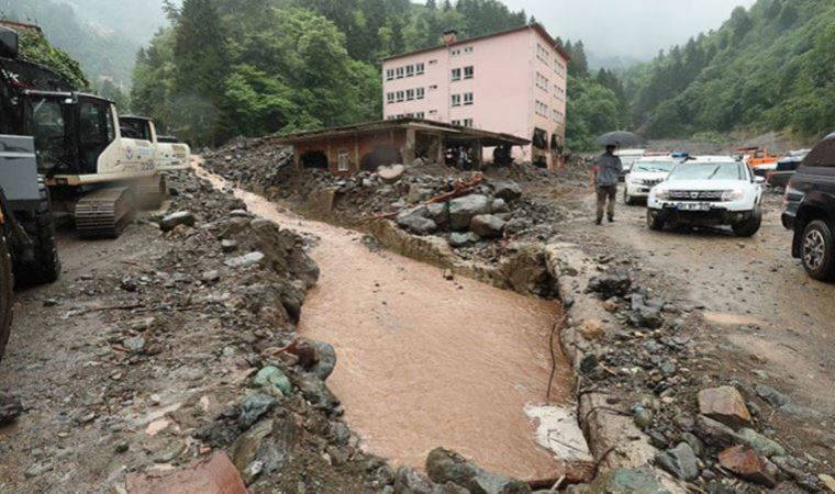 Trabzon'da heyelan nedeniyle 5 ev boşaltıldı (15 Nisan 2022) (Video Haber)