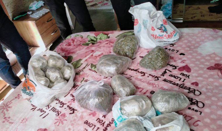 Evinde 4.5 kilo esrar çıktı: 'İçiciyim' (15 Nisan 2022) (Video Haber)