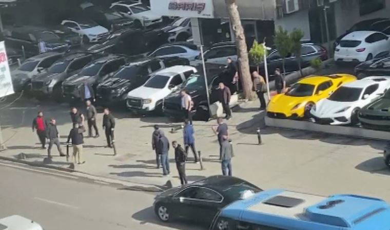 Kadıköy'de lüks araçlar arasında 'nakliyeciler' ile 'galericiler' kavgası (15 Nisan 2022) (Video Haber)