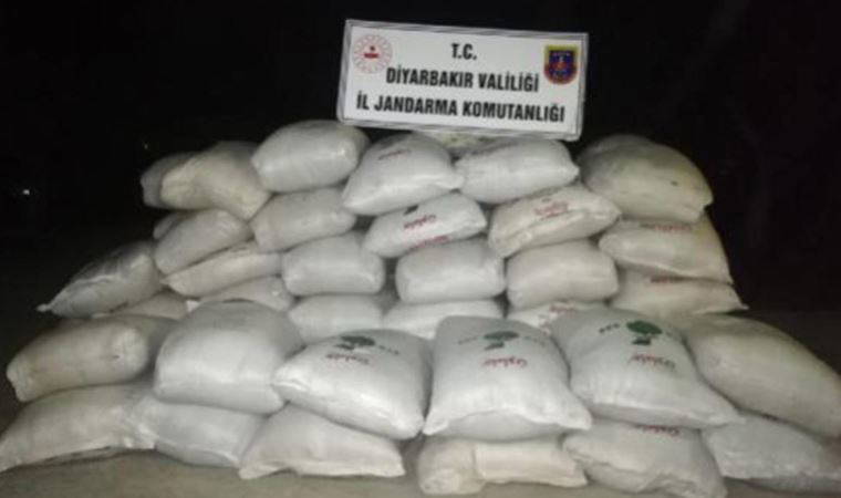 Diyarbakır'da tonlarca kaçak çay ele geçirildi